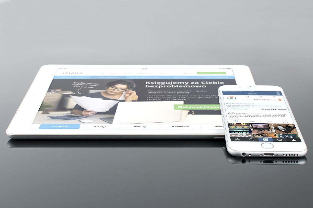 Tablet and smartphone showing responsive versions of a website